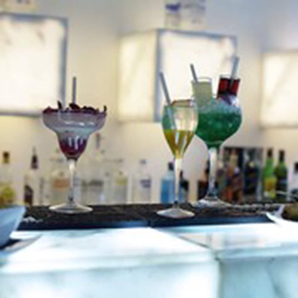 Cesar Resort & Spa Марракеш Екстер'єр фото A martini (left) and a cosmopolitan (right)